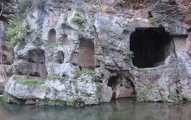 Será esta a Caverna de Trofónio?