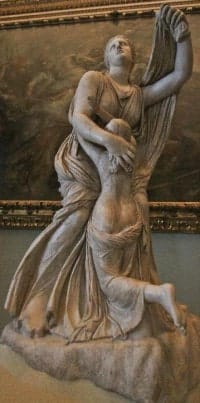 Niobe abraçada a uma filha Niobe abraçada a uma filha