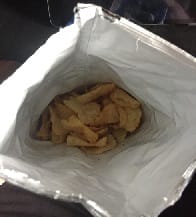 Um pacote de batata frita meio cheio