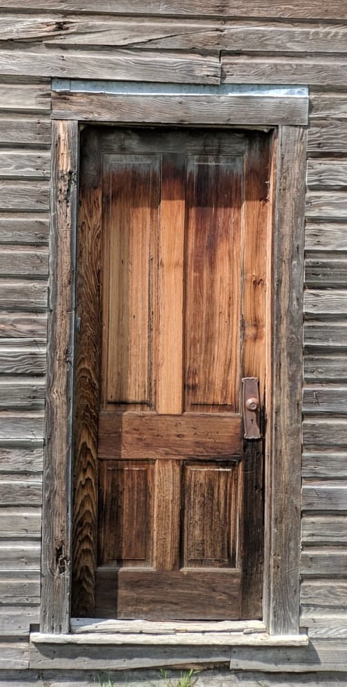 Uma porta de madeira, só isso