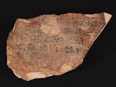 Um exemplo de óstraco com fragmento da história